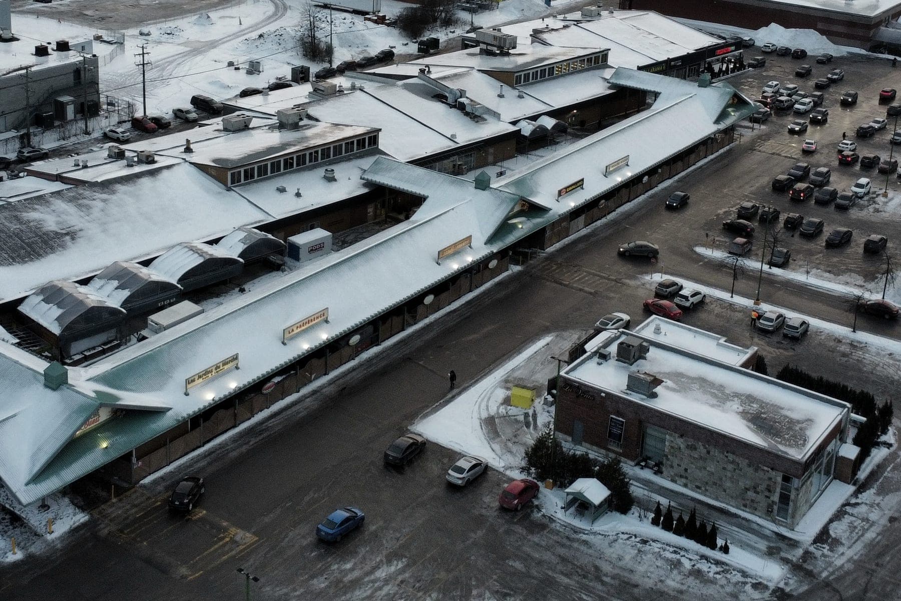 Vue aérienne d'un stationnement commercial déneigé en hiver