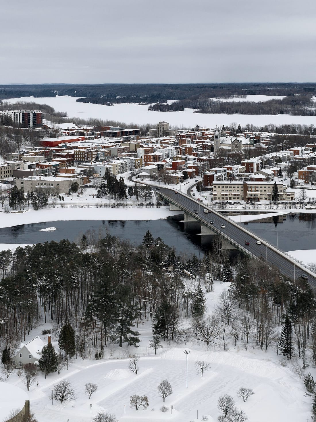 Shawinigan sous la neige, vue d'en haut : le centre-ville, le pont et la rivière Saint-Maurice gelée